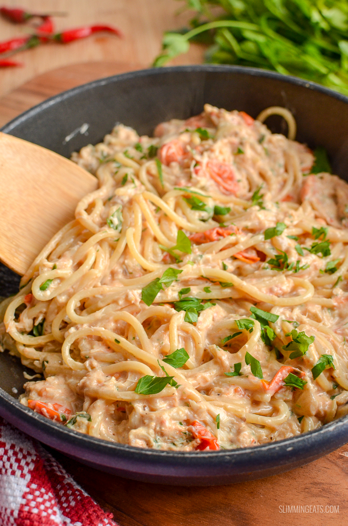 Seafood Lovers reunite for this Spicy Creamy Crab, Chilli and Cherry Tomato Pasta - a true flavour explosion!! Slimming World and Weight Watchers friendly | www.slimmingeats.com