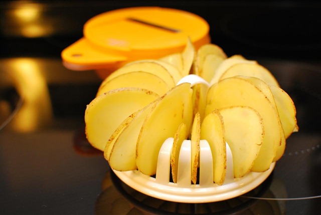 Microwave Crisp Maker - Some bags of crisps can be pretty high in calories. So make your own low calorie version with one of these gadgets. Microwave Crisp Chip Maker with potato slices uncooked