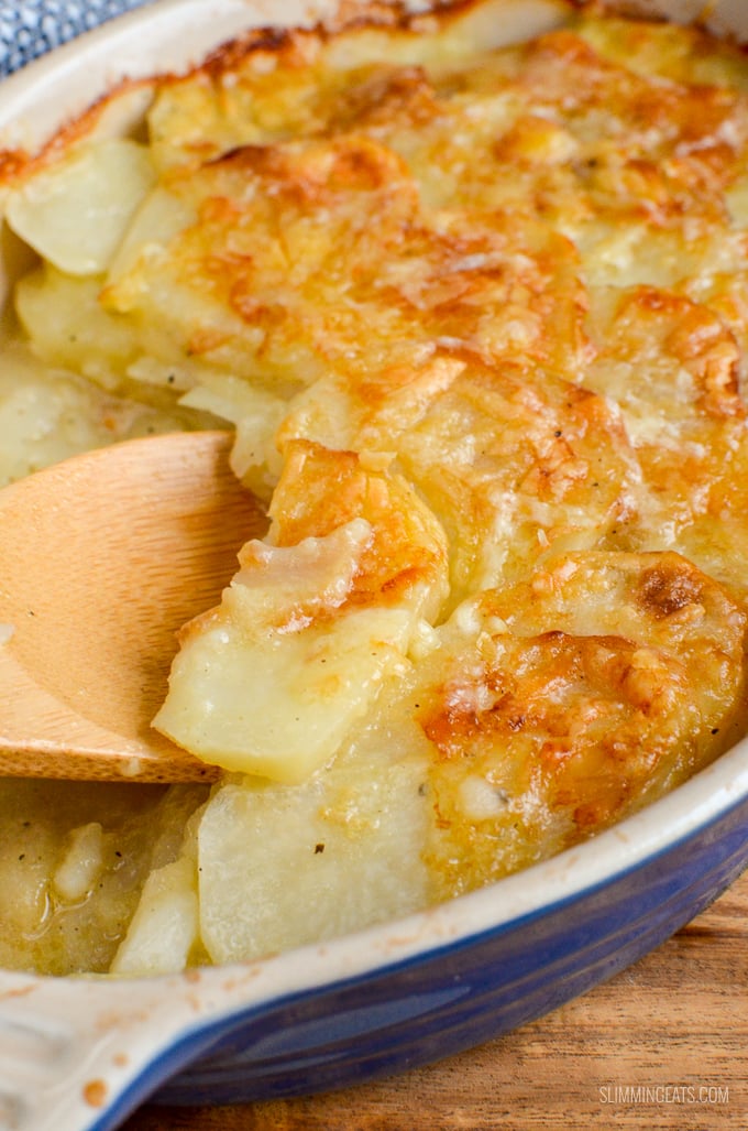 Everyone one loves a cheesy garlicky Potato Gratin and this one will not disappoint. It ticks every box and is truly scrumptious. gluten free, vegetarian, Slimming Eats and Weight Watchers friendly | www.slimmingeats.com