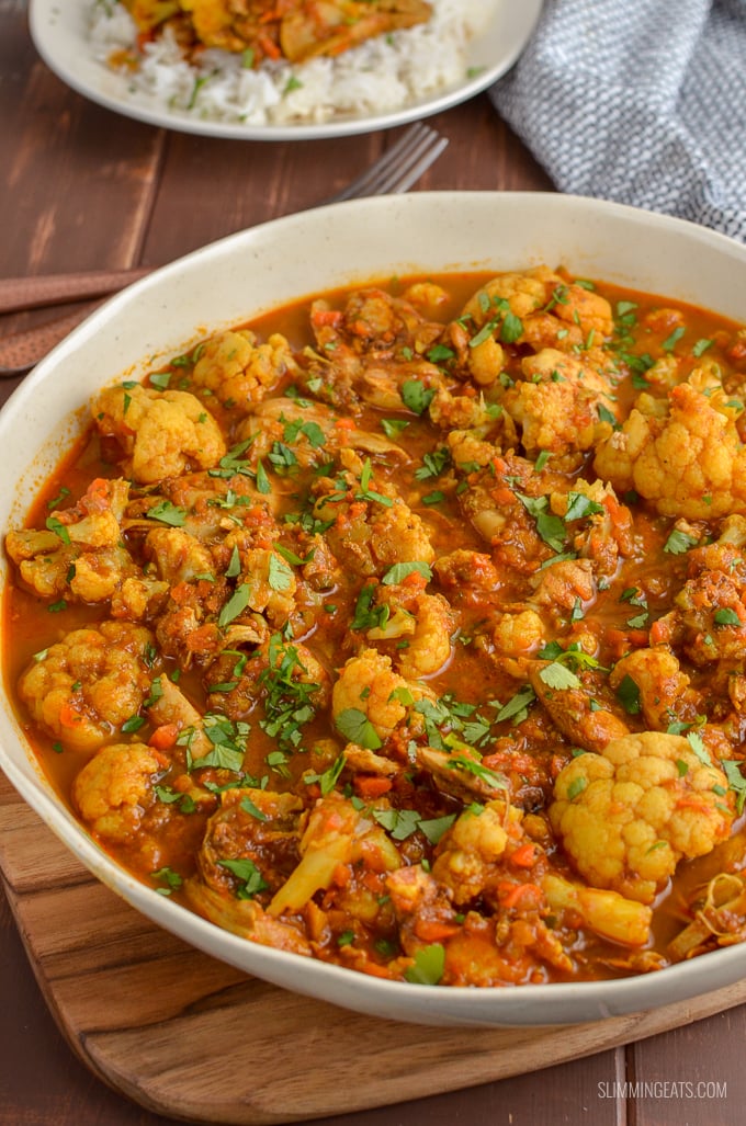 Create this delicious and flavoursome Chicken and Cauliflower Curry in your own home for the perfect Indian Fakeaway Meal. Weight Watchers, Slimming Eats, Stove Top, Instant Pot and Slow Cooker friendly | www.slimmingeats.com