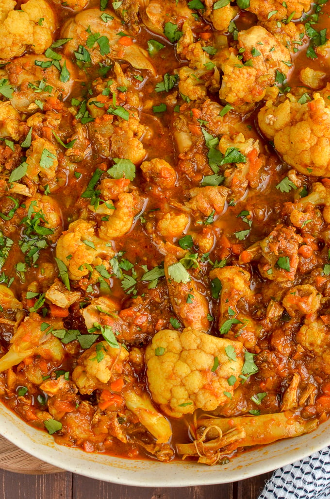 Create this delicious and flavoursome Chicken and Cauliflower Curry in your own home for the perfect Indian Fakeaway Meal. Weight Watchers, Slimming Eats, Stove Top, Instant Pot and Slow Cooker friendly | www.slimmingeats.com