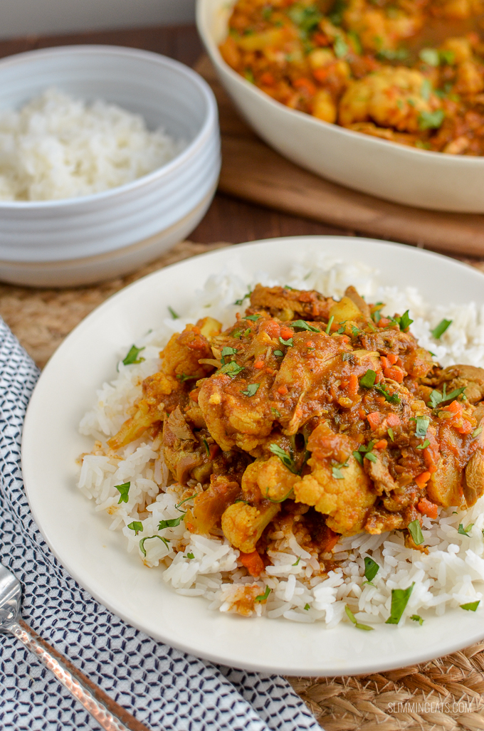 Create this delicious and flavoursome Chicken and Cauliflower Curry in your own home for the perfect Indian Fakeaway Meal. Weight Watchers, Slimming Eats, Stove Top, Instant Pot and Slow Cooker friendly | www.slimmingeats.com