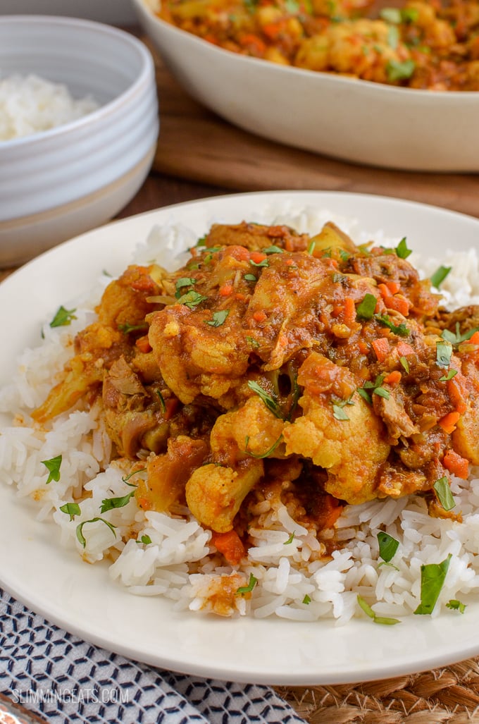 Create this delicious and flavoursome Chicken and Cauliflower Curry in your own home for the perfect Indian Fakeaway Meal. Weight Watchers, Slimming Eats, Stove Top, Instant Pot and Slow Cooker friendly | www.slimmingeats.com