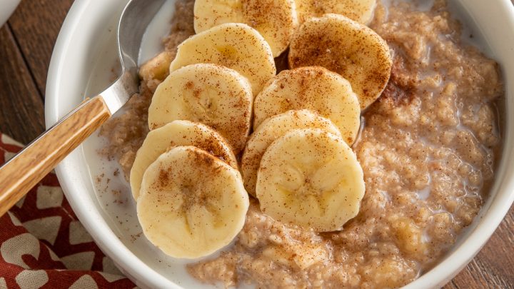 Oatmeal with Banana, Cinnamon and Maple Syrup