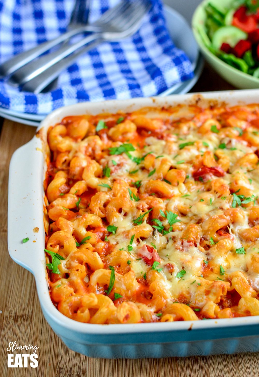 Chicken Bacon and Tomato Pasta Bake - one of the best family-friendly pasta bakes EVER!! #slimming #weightwatchers #chicken #bacon #pasta chicken bacon and tomato pasta bake in a blue oven proof dish with plate and napkins in background