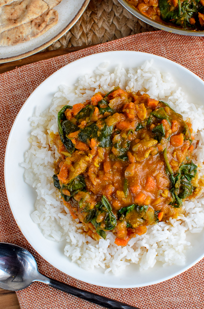 Fancy Curry? Serve this delicious Chicken and Spinach Curry for dinner tonight. The whole family will enjoy this.  Gluten Free, Dairy Free, Paleo, Slimming World and Weight Watchers friendly | SYNS: 0 | CALORIES: 198 | WEIGHT WATCHERS SMART POINTS: 2 | www.slimmingeats.com
