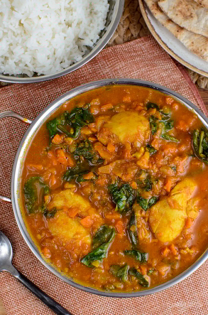 Fancy Curry? Serve this delicious Chicken and Spinach Curry for dinner tonight. The whole family will enjoy this. Gluten Free, Dairy Free, Paleo, Slimming Eats and Weight Watchers friendly www.slimmingeats.com