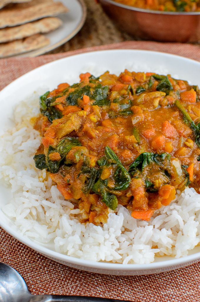 Fancy Curry? Serve this delicious Chicken and Spinach Curry for dinner tonight. The whole family will enjoy this.  Gluten Free, Dairy Free, Paleo, Slimming World and Weight Watchers friendly | SYNS: 0 | CALORIES: 198 | WEIGHT WATCHERS SMART POINTS: 2 | www.slimmingeats.com