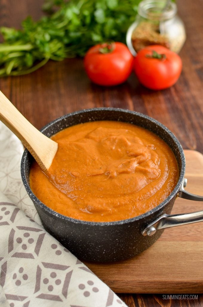 Oh yes, this really is a Slimming Eats friendly Creamy Tomato Pasta Sauce, packed with vegetables and totally delicious!! Perfect over pasta or chicken. Gluten Free, Vegetarian, Slimming Eats and Weight Watchers friendly. | www.slimmingeats.com #slimmingworld #weightwatchers #sauce #vegetarian #glutenfree