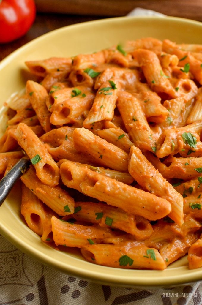 Oh yes, this really is a Slimming Eats friendly Creamy Tomato Pasta Sauce, packed with vegetables and totally delicious!! Perfect over pasta or chicken. Gluten Free, Vegetarian, Slimming Eats and Weight Watchers friendly. | www.slimmingeats.com #slimmingworld #weightwatchers #sauce #vegetarian #glutenfree