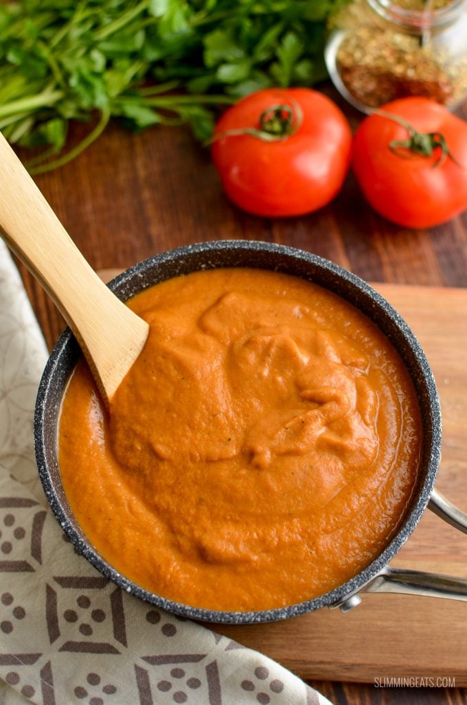 Oh yes, this really is a Slimming Eats friendly Creamy Tomato Pasta Sauce, packed with vegetables and totally delicious!! Perfect over pasta or chicken. Gluten Free, Vegetarian, Slimming Eats and Weight Watchers friendly. | www.slimmingeats.com #slimmingworld #weightwatchers #sauce #vegetarian #glutenfree