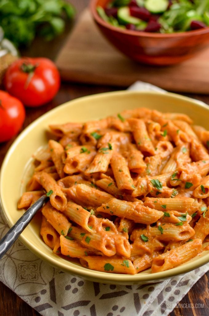 Oh yes, this really is a Slimming Eats friendly Creamy Tomato Pasta Sauce, packed with vegetables and totally delicious!! Perfect over pasta or chicken. Gluten Free, Vegetarian, Slimming Eats and Weight Watchers friendly. | www.slimmingeats.com #slimmingworld #weightwatchers #sauce #vegetarian #glutenfree