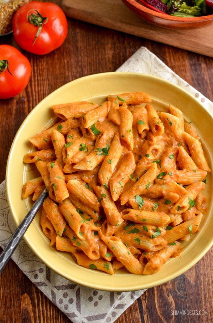 Oh yes, this really is a Slimming World friendly Creamy Tomato Pasta Sauce, packed with speed foods and totally delicious!! Perfect over pasta or chicken. Gluten Free, Vegetarian, Slimming World and Weight Watchers friendly. | www.slimmingeats.com #slimmingworld #weightwatchers #sauce #vegetarian #glutenfree
