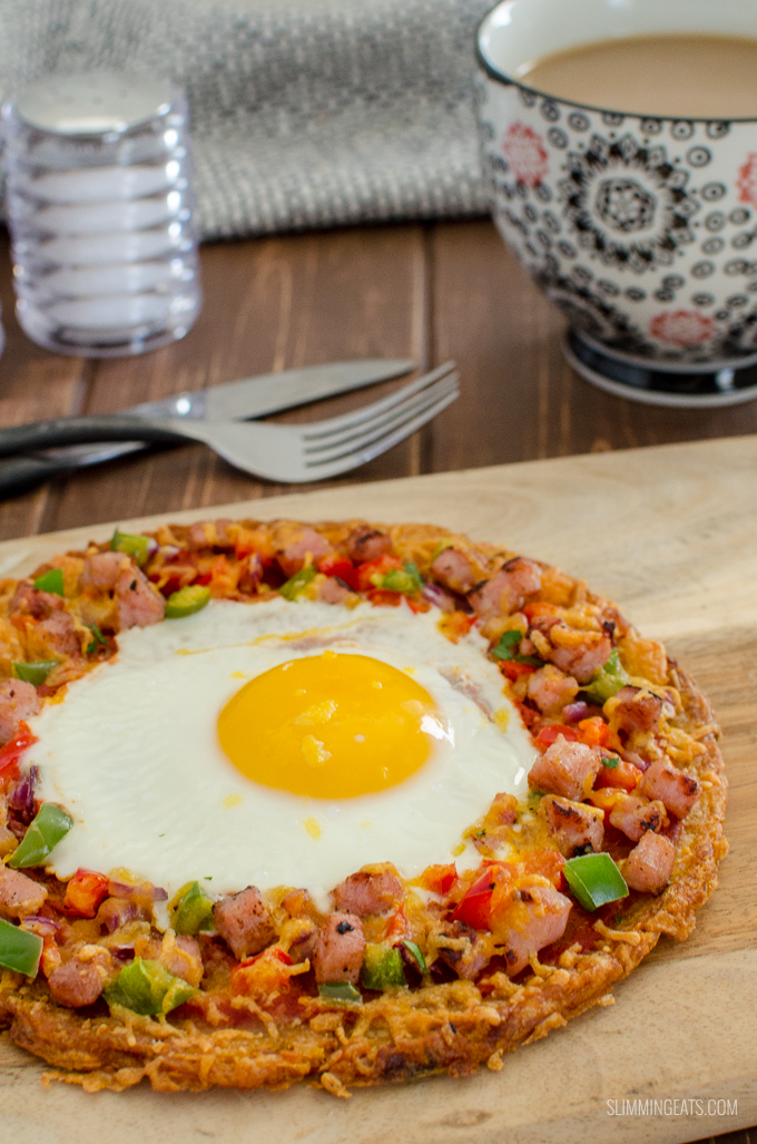 Pizza is not just for Dinner - Try my Syn Free Breakfast Hash Brown Pizza - a crispy golden hash brown base with all your favourite breakfast toppings. Gluten Free, Vegetarian, Slimming World and Weight Watchers friendly. | www.slimmingeats.com