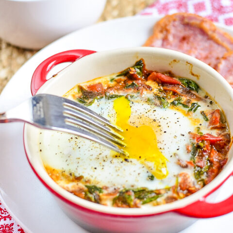 Baked Egg with Spinach and Tomatoes | Slimming Eats