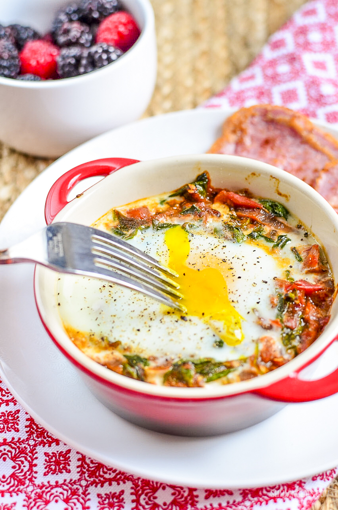Start your morning with this healthy protein breakfast - delicious Syn Free Baked Egg with Spinach and Tomatoes. Perfect whether you are following Slimming World or Weight Watchers - gluten free, dairy free, vegetarian, paleo and whole30 friendly | www.slimmingeats.com