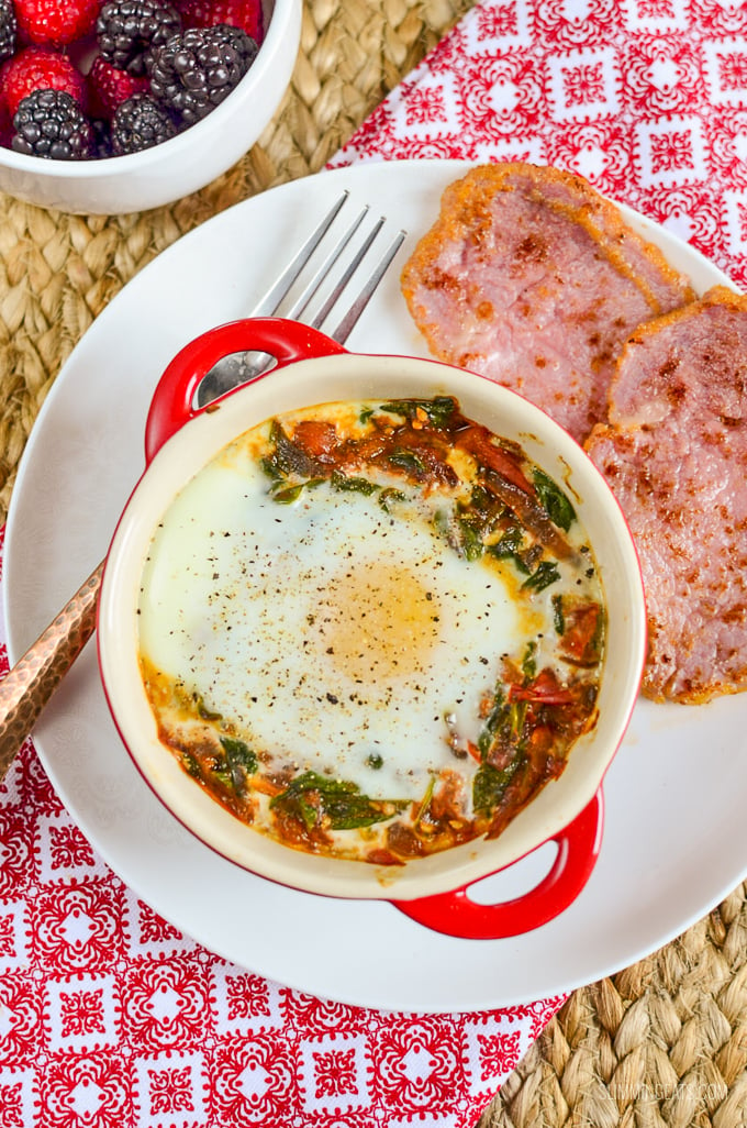 Start your morning with this healthy protein breakfast - delicious Baked Egg with Spinach and Tomatoes. Perfect whether you are following Slimming Eats or Weight Watchers - gluten free, dairy free, vegetarian, paleo and whole30 friendly | www.slimmingeats.com