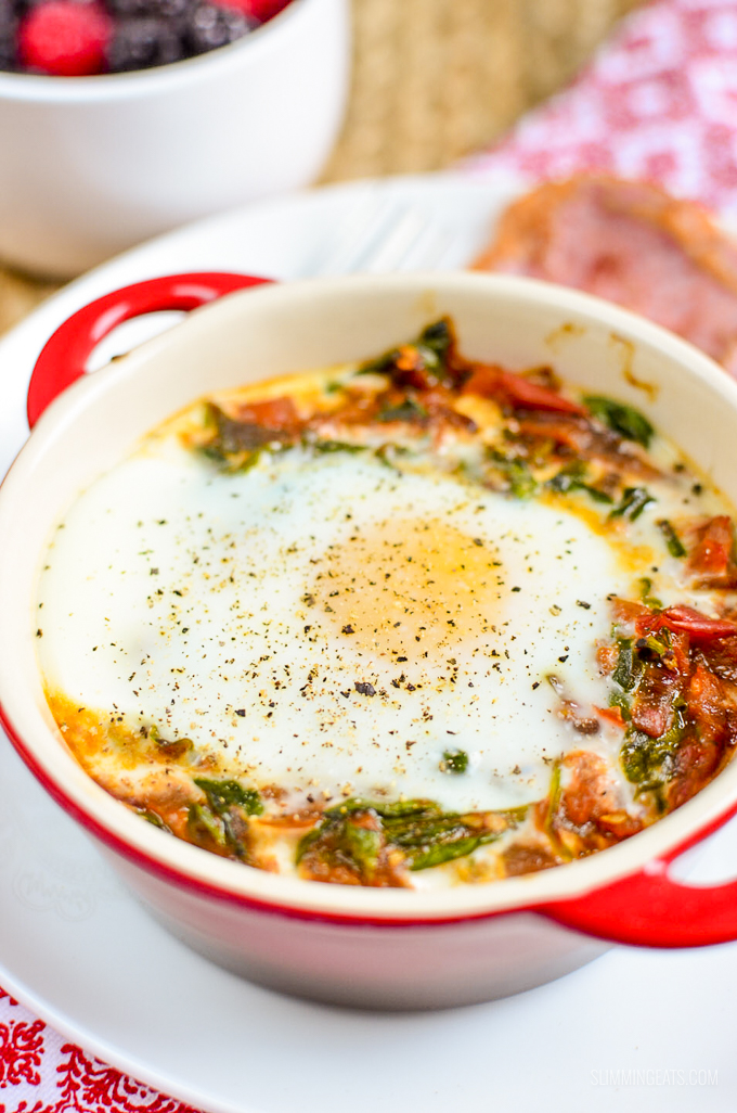 Start your morning with this healthy protein breakfast - delicious Baked Egg with Spinach and Tomatoes. Perfect whether you are following Slimming Eats or Weight Watchers - gluten free, dairy free, vegetarian, paleo and whole30 friendly | www.slimmingeats.com