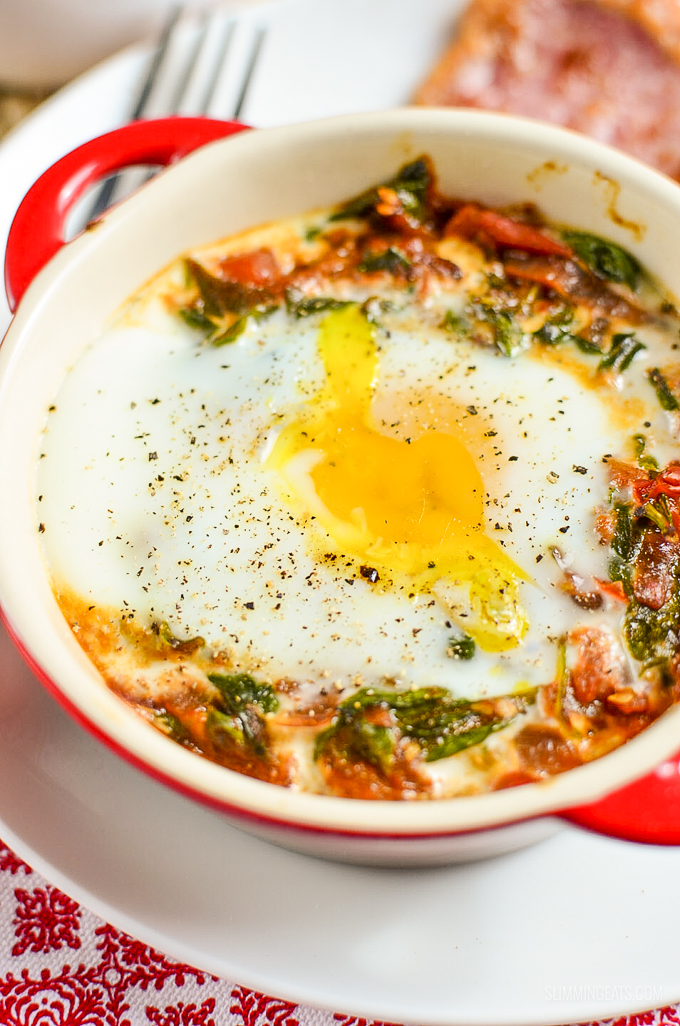 Start your morning with this healthy protein breakfast - delicious Baked Egg with Spinach and Tomatoes. Perfect whether you are following Slimming Eats or Weight Watchers - gluten free, dairy free, vegetarian, paleo and whole30 friendly | www.slimmingeats.com