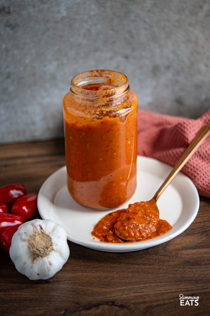 Roasted Tomato and Garlic Pasta Sauce | Slimming Eats