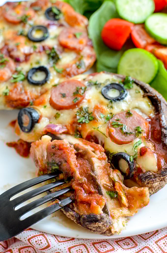 Delicious Portobello Mushroom Pizzas - the perfect recipe for those pizza cravings, just add sauce, toppings of choice and cheese. | gluten free, vegetarian, Slimming Eats and Weight Watchers friendly #pizza #mushroom #glutenfree #slimmingworld #weightwatchers Delicious Portobello Mushroom Pizzas - the perfect recipe for those pizza cravings, just add sauce, toppings of choice and cheese. | gluten free, vegetarian, Slimming Eats and Weight Watchers friendly #pizza #mushroom #glutenfree #slimmingworld #weightwatchers