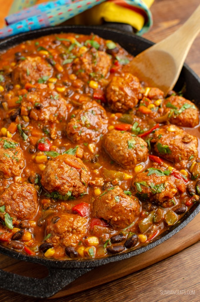 Syn Free Southwestern Turkey Meatballs - delicious turkey meatballs in a amazing spicy Southwestern Style Sauce with black beans, corn and veggies. Gluten Free, Dairy Free, Slimming World and Weight Watchers friendly. | www.slimmingeats.com #slimmingworld #weightwatchers #meatballs #synfree #turkey