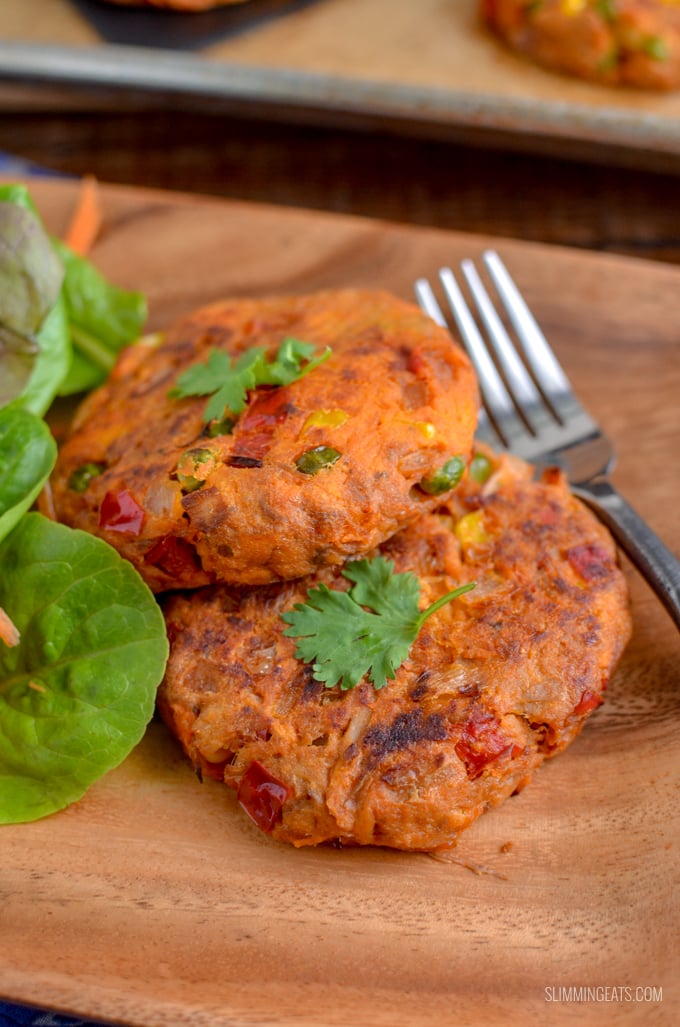 Add a batch of these Amazing Red Pesto, Sweet Potato and Tuna Burgers to your meal plan this week and serve them for lunch with a mixed salad or even on the side of some soup. They are perfect to enjoy hot or cold. Gluten Free, Slimming World and Weight Watchers friendly | www.slimmingeats.com #weightwatchers #slimmingworld #glutenfree #burgers #tuna #sweetpotato