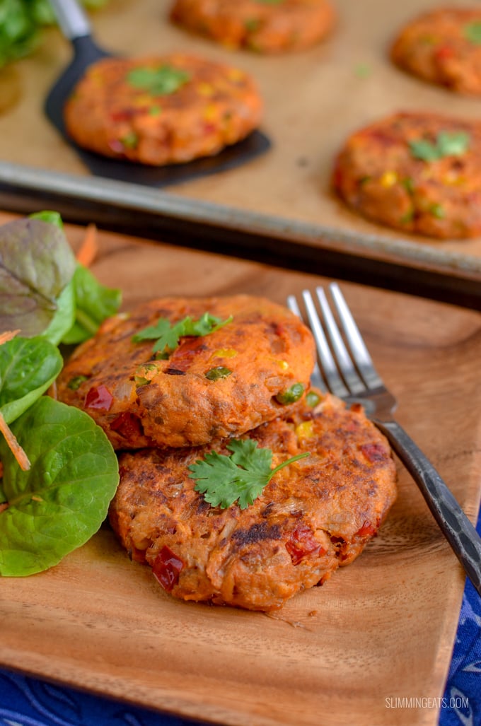 Add a batch of these Amazing Red Pesto, Sweet Potato and Tuna Burgers to your meal plan this week and serve them for lunch with a mixed salad or even on the side of some soup. They are perfect to enjoy hot or cold. Gluten Free, Slimming World and Weight Watchers friendly | www.slimmingeats.com #weightwatchers #slimmingworld #glutenfree #burgers #tuna #sweetpotato
