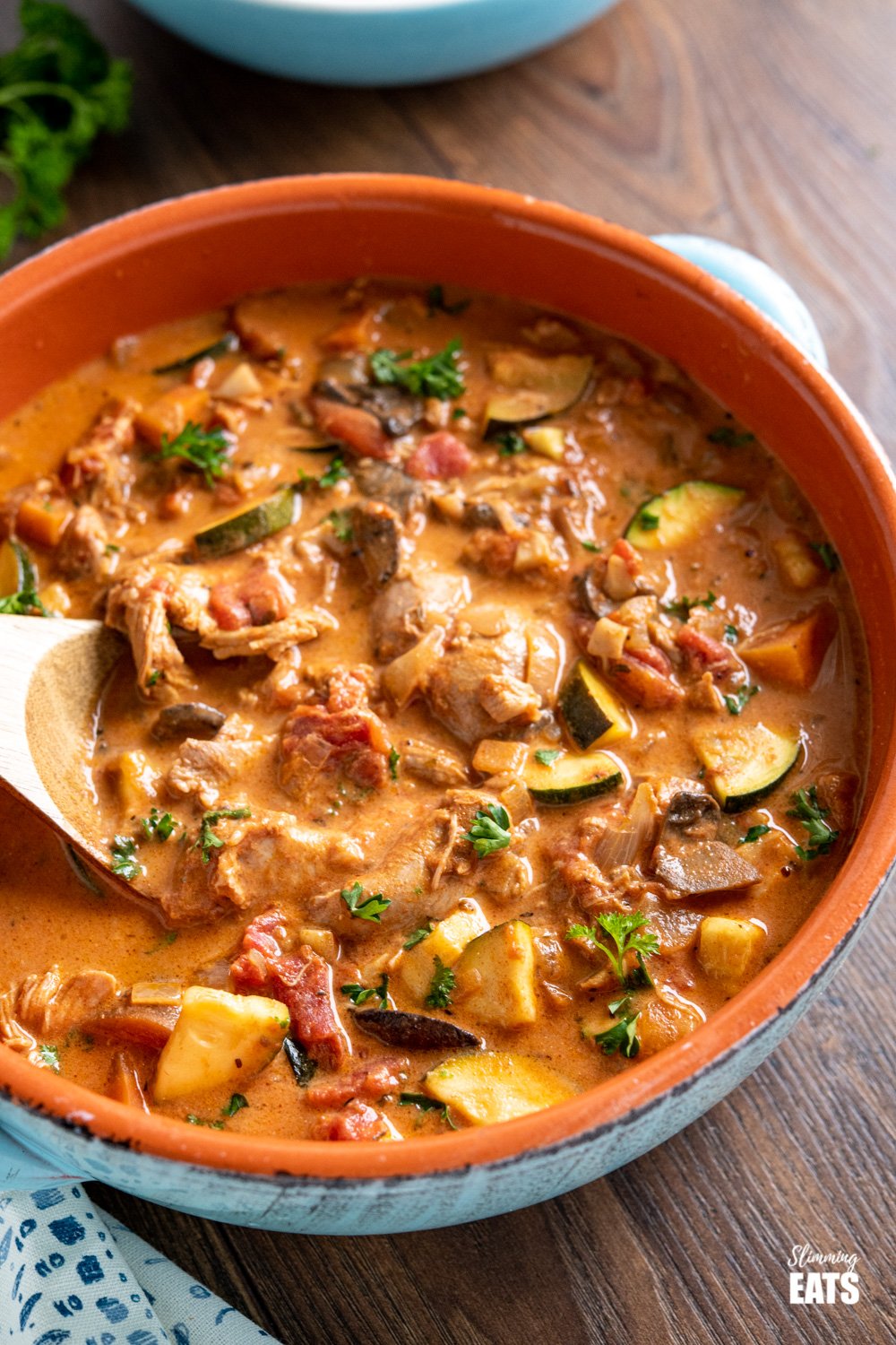 Slow Cooker Creamy Tomato and Turkey Casserole - a comforting home-cooked casserole perfect any night of the week and a family favourite. Slimming Eats and Weight Watchers friendly #glutenfree #slowcooker #turkey #tomato #casserole #crockpot slow cooker creamy tomato and turkey casserole in ceramic blue dish