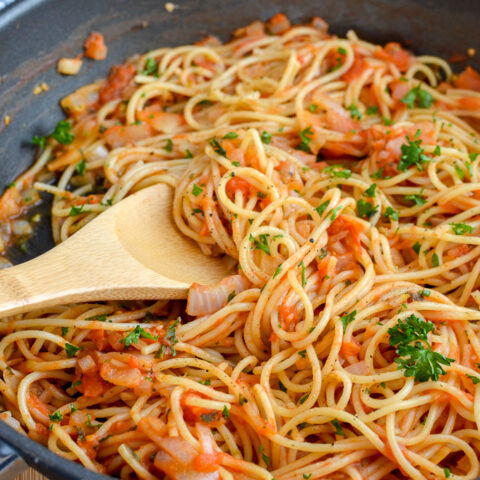 Tomato and Garlic Pasta | Slimming Eats