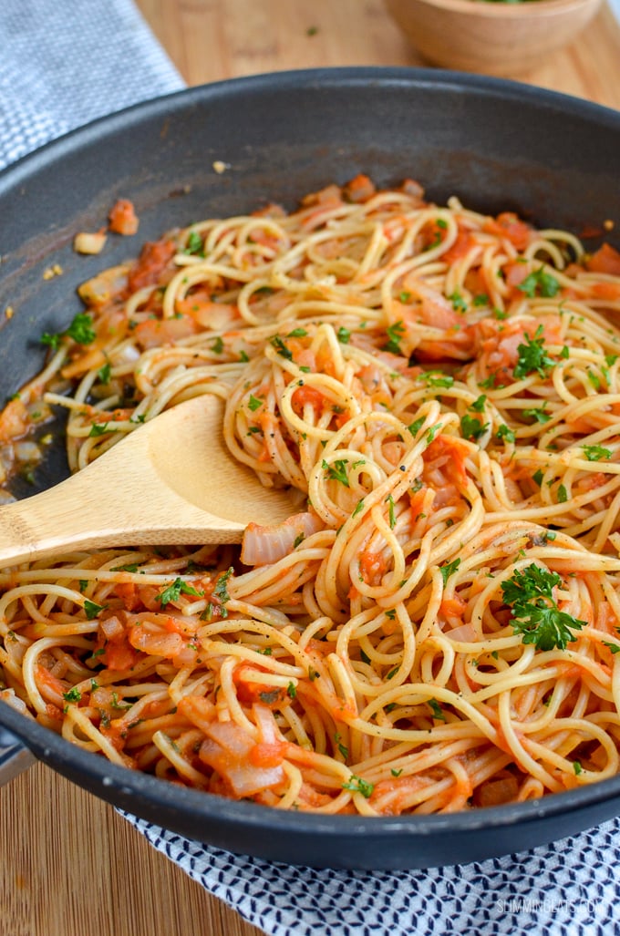 Syn Free Tomato and Garlic Pasta - simple and fresh ingredients for a delicious meal in less than 30 minutes - gluten free, dairy free, vegan, Slimming World and Weight Watchers friendly | www.slimmingeats.com 