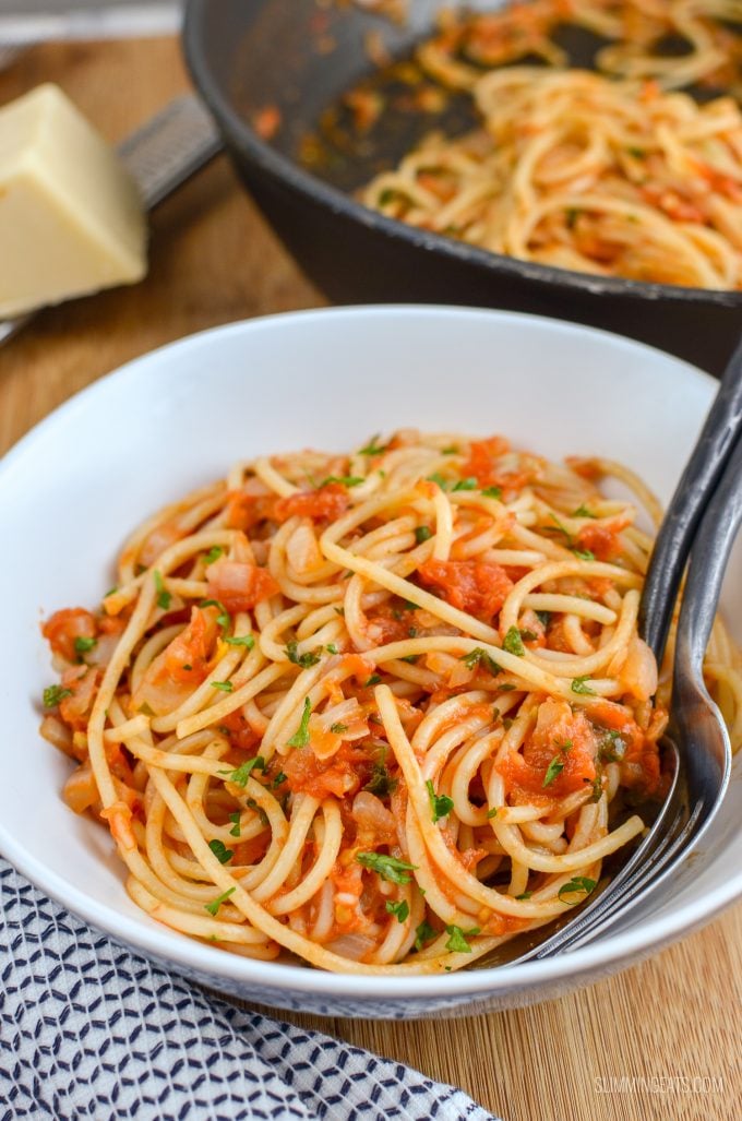 Tomato and Garlic Pasta - simple and fresh ingredients for a delicious meal in less than 30 minutes - gluten free, dairy free, vegan, Slimming Eats and Weight Watchers friendly | www.slimmingeats.com 