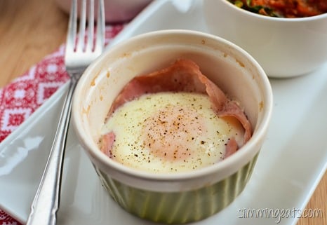 Slimming Eats Baked Egg and Ham with Balsamic Tomatoes - dairy free, Slimming World (SP) and Weight Watchers friendly