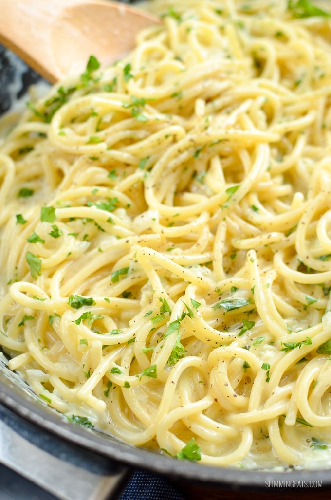Dig into a plate of this delicious Creamy Garlic Pasta - a super quick and easy one pot pasta dish that the whole family will love. Vegetarian, Slimming Eats and Weight Watchers friendly