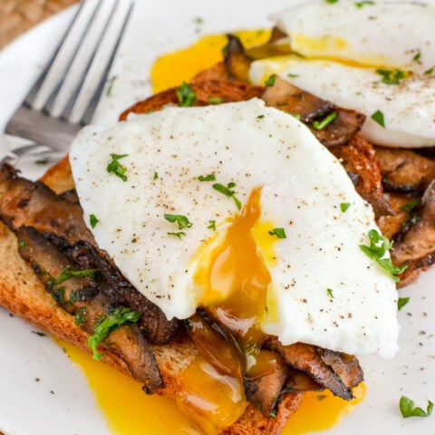 Poached Eggs Over Garlic Mushrooms on Crispy Toast | Slimming Eats