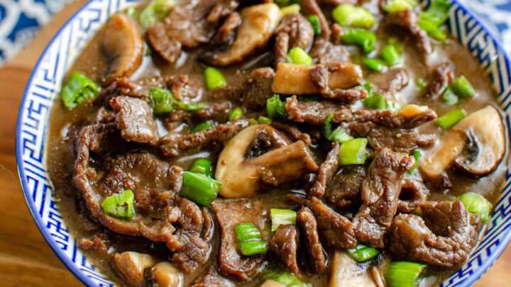 beef and mushrooms in oyster sauce in a Chinese blue and white patterend bowl