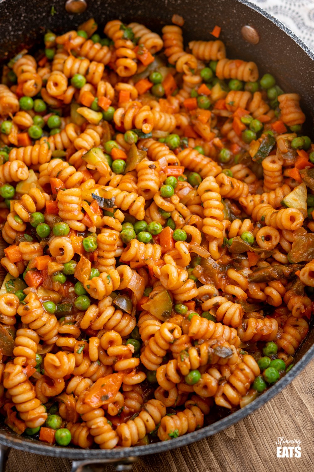 Delicious One Pot Speed Pasta - a perfect quick meal for the whole family to dig in enjoy. Dairy free, vegetarian, Slimming Eats and Weight Watchers friendly close up of one pot speed pasta in black frying pan