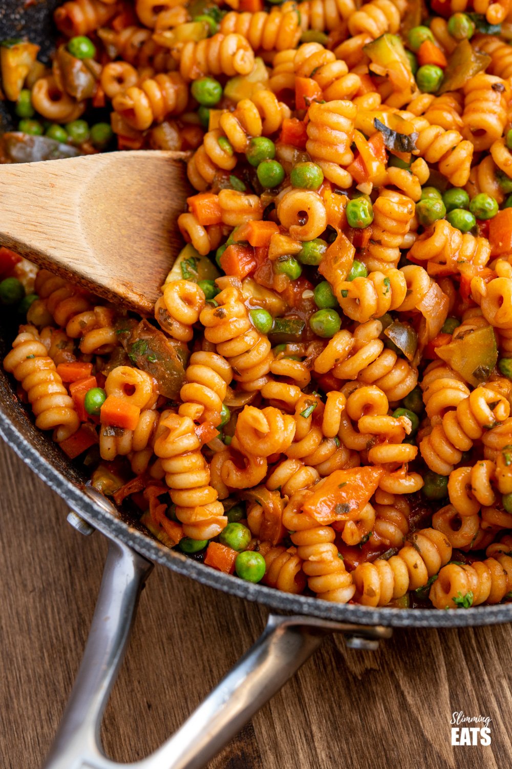 Delicious One Pot Speed Pasta - a perfect quick meal for the whole family to dig in enjoy. Dairy free, vegetarian, Slimming Eats and Weight Watchers friendly close up of speed pasta in frying pan