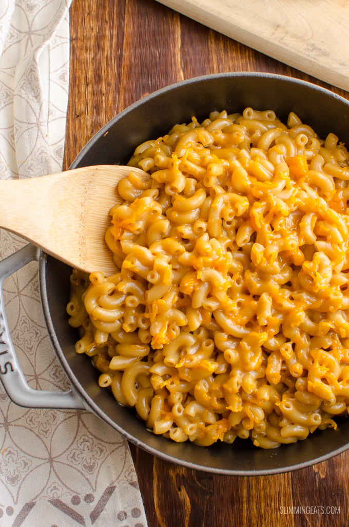 You will either LOVE or HATE this One Pot Marmite Macaroni and Cheese - a quick family meal, ready in less than 20 minutes. Vegetarian, Slimming World and Weight Watchers friendly | www.slimmingeats.com