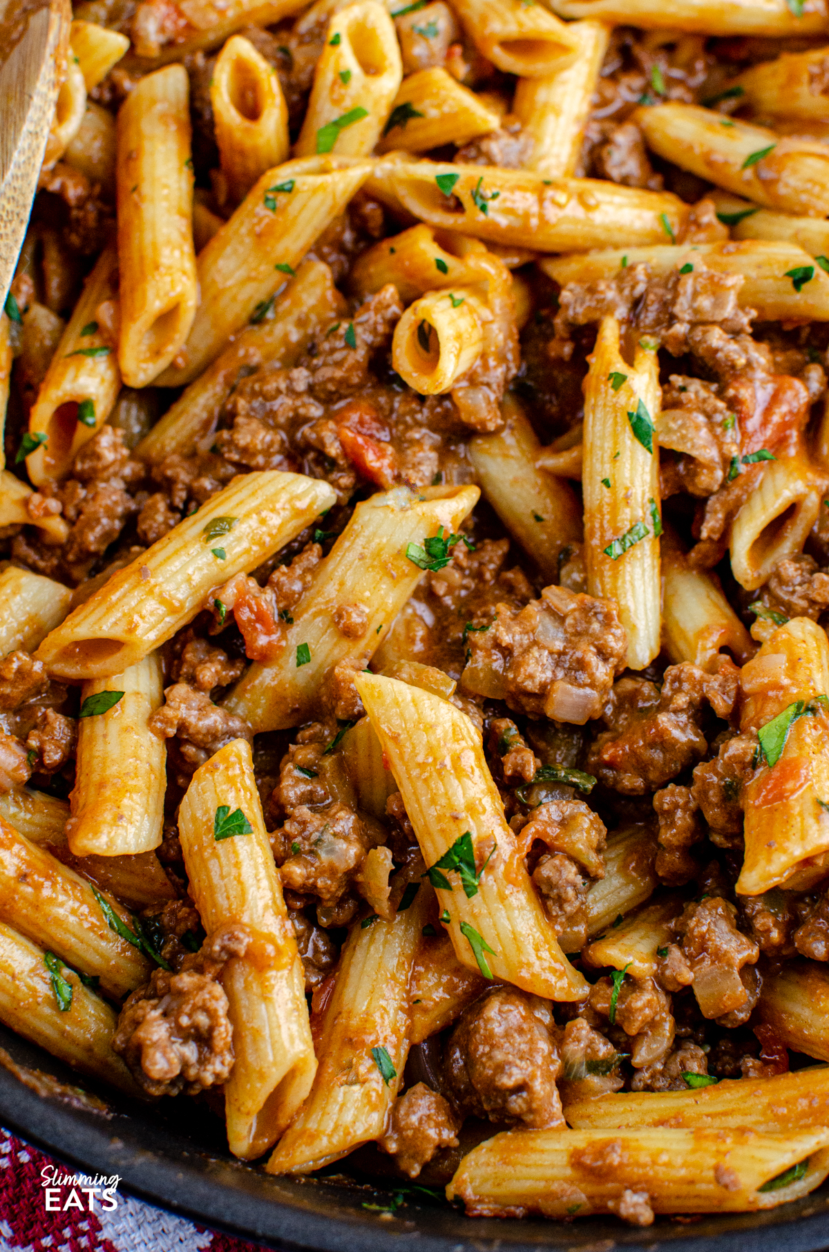 One Pot Cheeseburger Pasta - the best pasta dish you will make this year PERIOD!! Slimming Eats and Weight Watchers friendly close up one pot cheeseburger pasta in a black frying pan