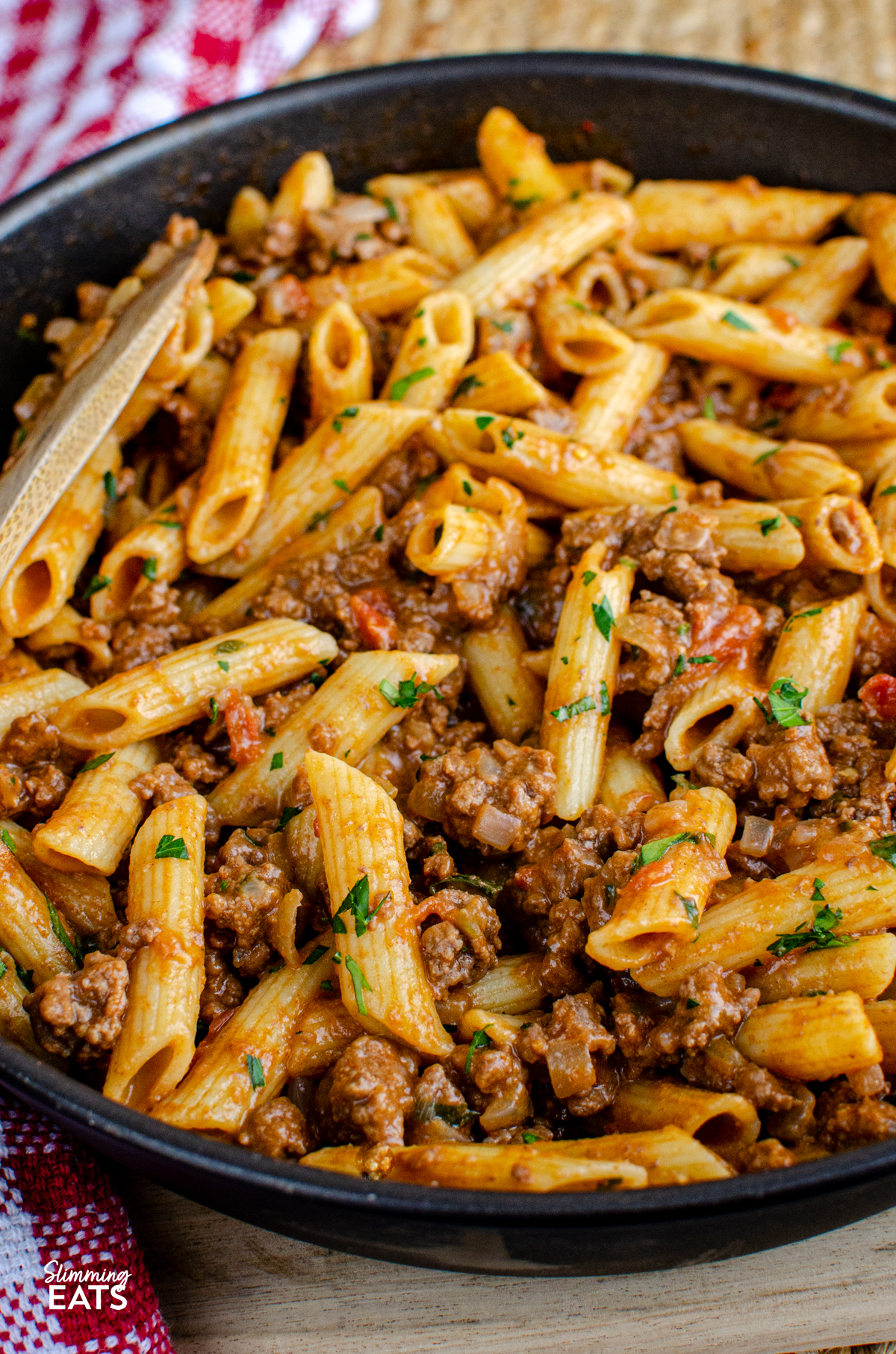 One Pot Cheeseburger Pasta - the best pasta dish you will make this year PERIOD!! Slimming Eats and Weight Watchers friendly one pot cheeseburger pasta in a black frying pan
