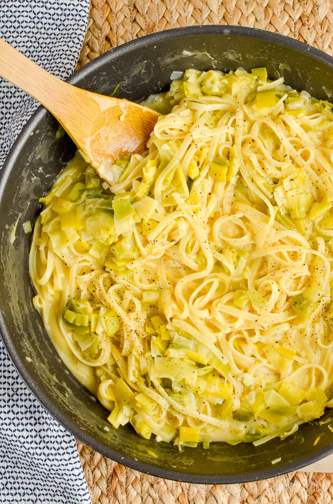 Slimming Eats One Pot Creamy Cheesy Leek Pasta - vegetarian, Slimming Eats and Weight Watchers friendly