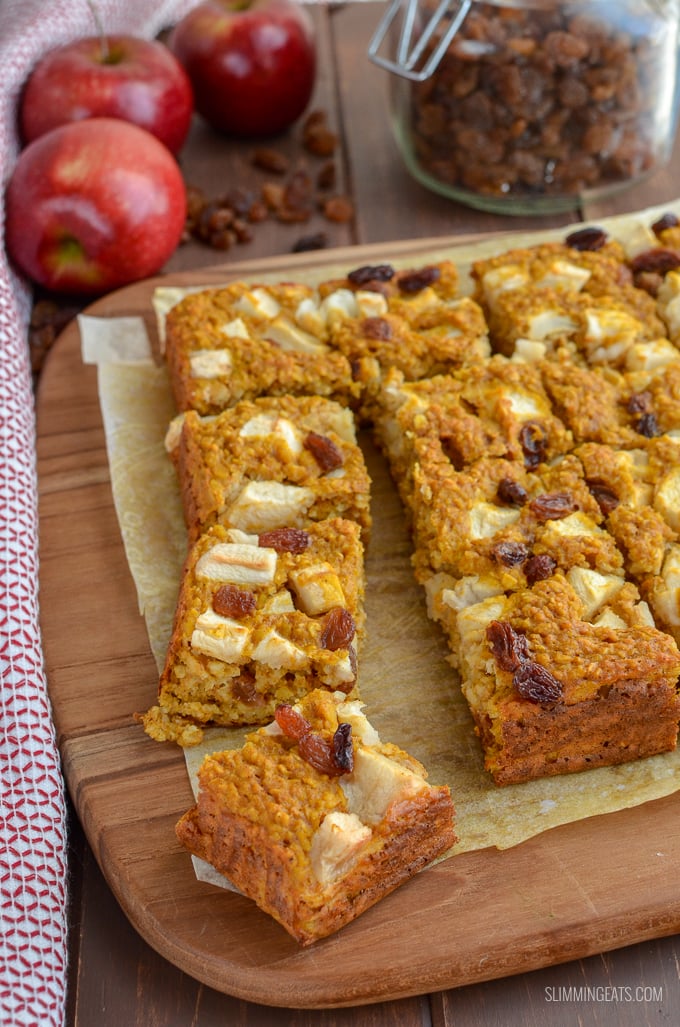 Healthy Apple Sultana Oat Bites which are super easy to make and perfect for the whole family to enjoy. They contain no artificial sweeteners and are a perfect breakfast, dessert or snack. Just 2 WW Smart Points per bite | www.slimmingeats.com