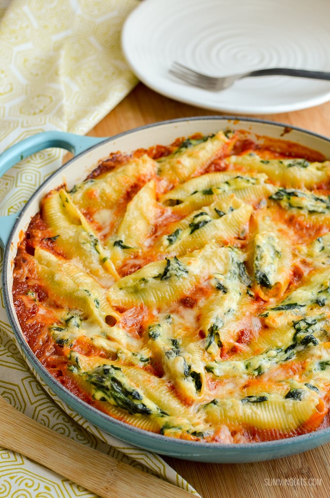 Everyone will love these Ricotta and Spinach Stuffed Pasta Shells - mouthwatering delicious!!! Vegetarian, Slimming Eats and Weight Watchers friendly Everyone will love these Ricotta and Spinach Stuffed Pasta Shells - mouthwatering delicious!!! Vegetarian, Slimming Eats and Weight Watchers friendly