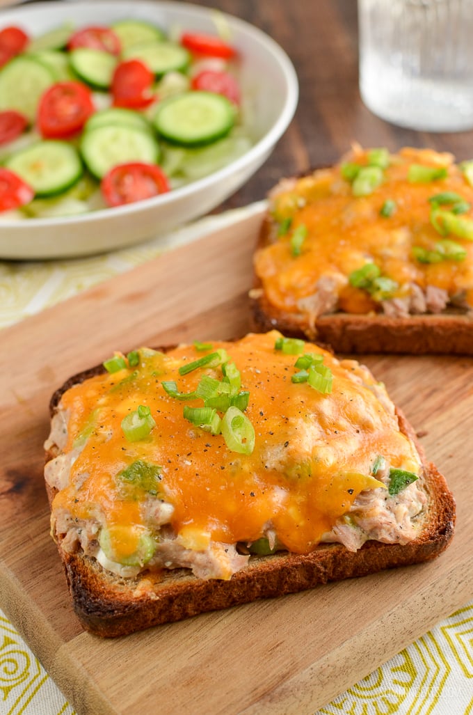 The Perfect  Healthy Tuna Melt, satisfy those cravings with the delicious cheesy topped lunchtime favourite. Slimming Eats and Weight Watchers friendly | www.slimmingeats.com #slimmingeats #weightwatchers #lunch #tuna cheese