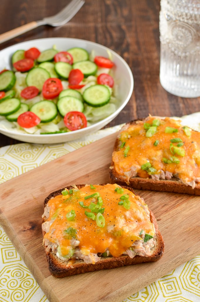 The Perfect  Healthy Tuna Melt, satisfy those cravings with the delicious cheesy topped lunchtime favourite. Slimming Eats and Weight Watchers friendly | www.slimmingeats.com #slimmingeats #weightwatchers #lunch #tuna cheese