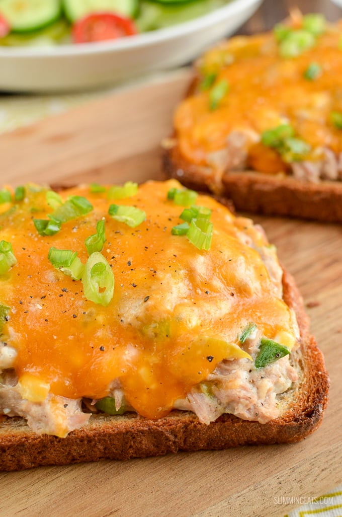 The Perfect Low Syn Healthy Tuna Melt, satisfy those cravings with the delicious cheesy topped lunchtime favourite. Slimming World and Weight Watchers friendly | www.slimmingeats.com #slimmingworld #weightwatchers #lunch #tuna cheese