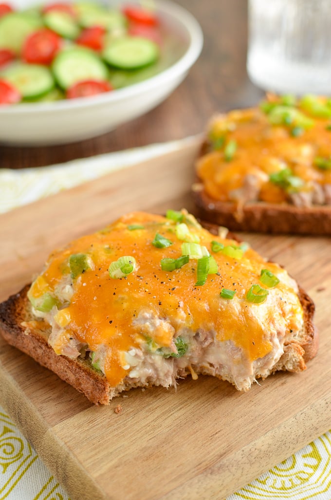 The Perfect Low Syn Healthy Tuna Melt, satisfy those cravings with the delicious cheesy topped lunchtime favourite. Slimming World and Weight Watchers friendly | www.slimmingeats.com #slimmingworld #weightwatchers #lunch #tuna cheese