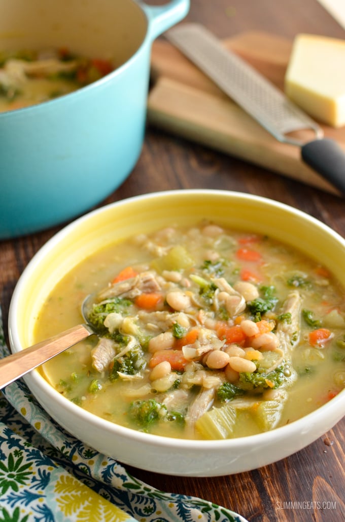 Dig into a hearty bowl of Tuscan Chicken and White Bean Soup - a delicious, healthy and flavoursome soup that is perfect any time of year. Gluten Free, Dairy Free, Slimming Eats and Weight Watchers friendly | www.slimmingeats.com #slimmingworld #weightwatchers #glutenfree #dairyfree #soup #chicken