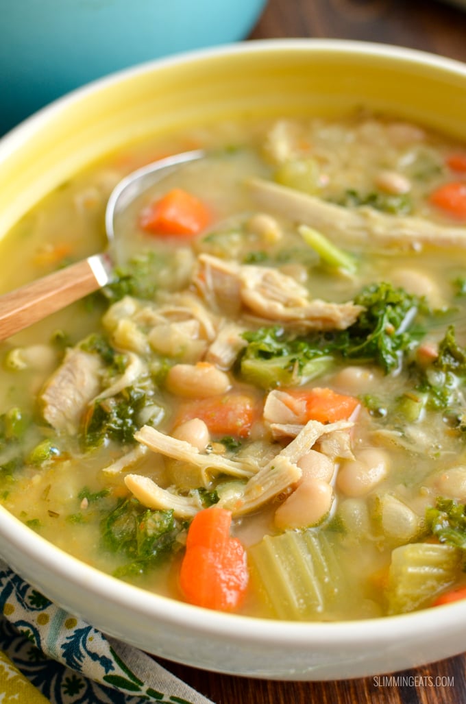 Dig into a hearty bowl of Tuscan Chicken and White Bean Soup - a delicious, healthy and flavoursome soup that is perfect any time of year. Gluten Free, Dairy Free, Slimming Eats and Weight Watchers friendly | www.slimmingeats.com #slimmingworld #weightwatchers #glutenfree #dairyfree #soup #chicken